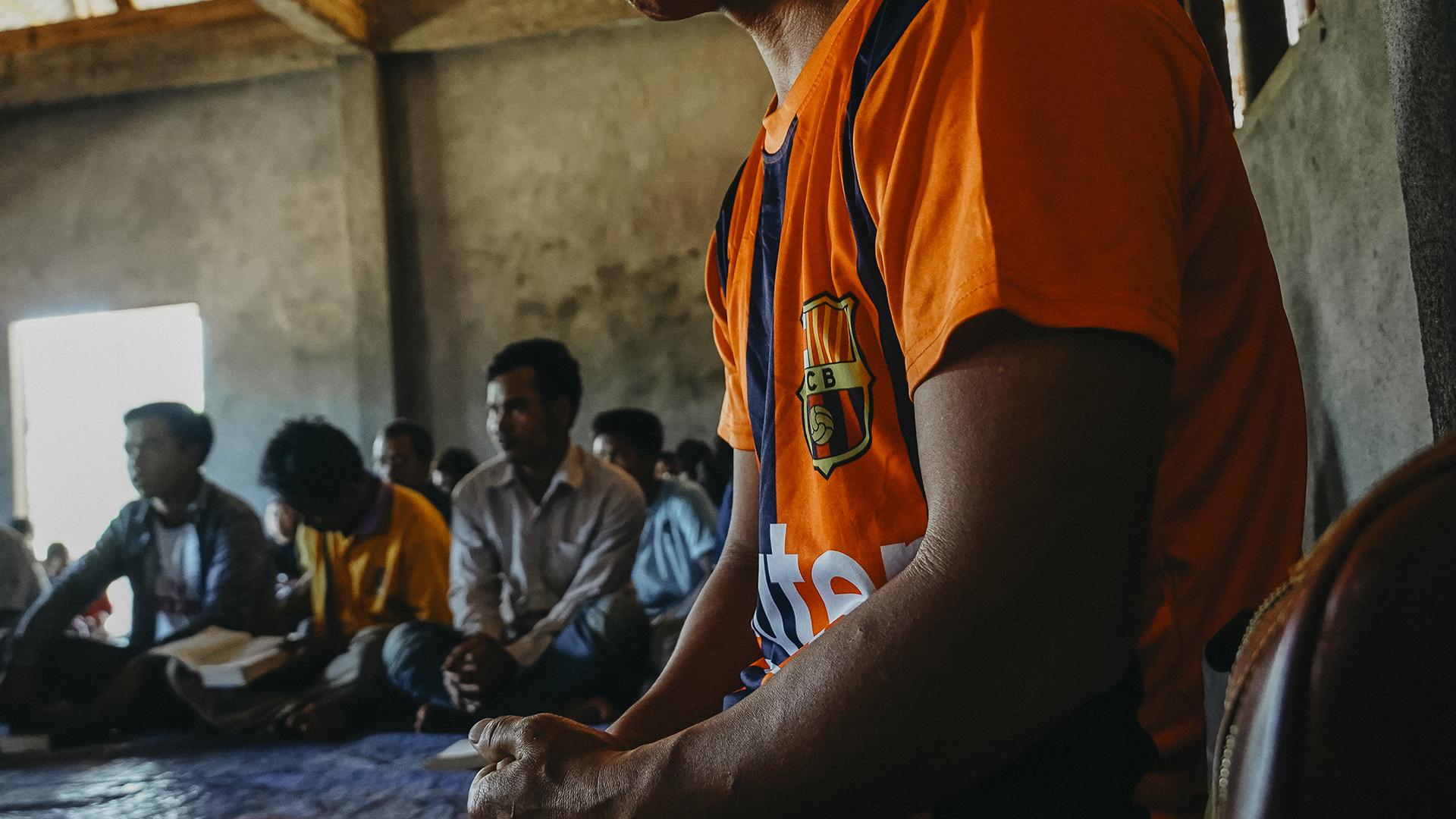 12 Lektioner_LA_Maixay with some believers in the background1 2023_0010426