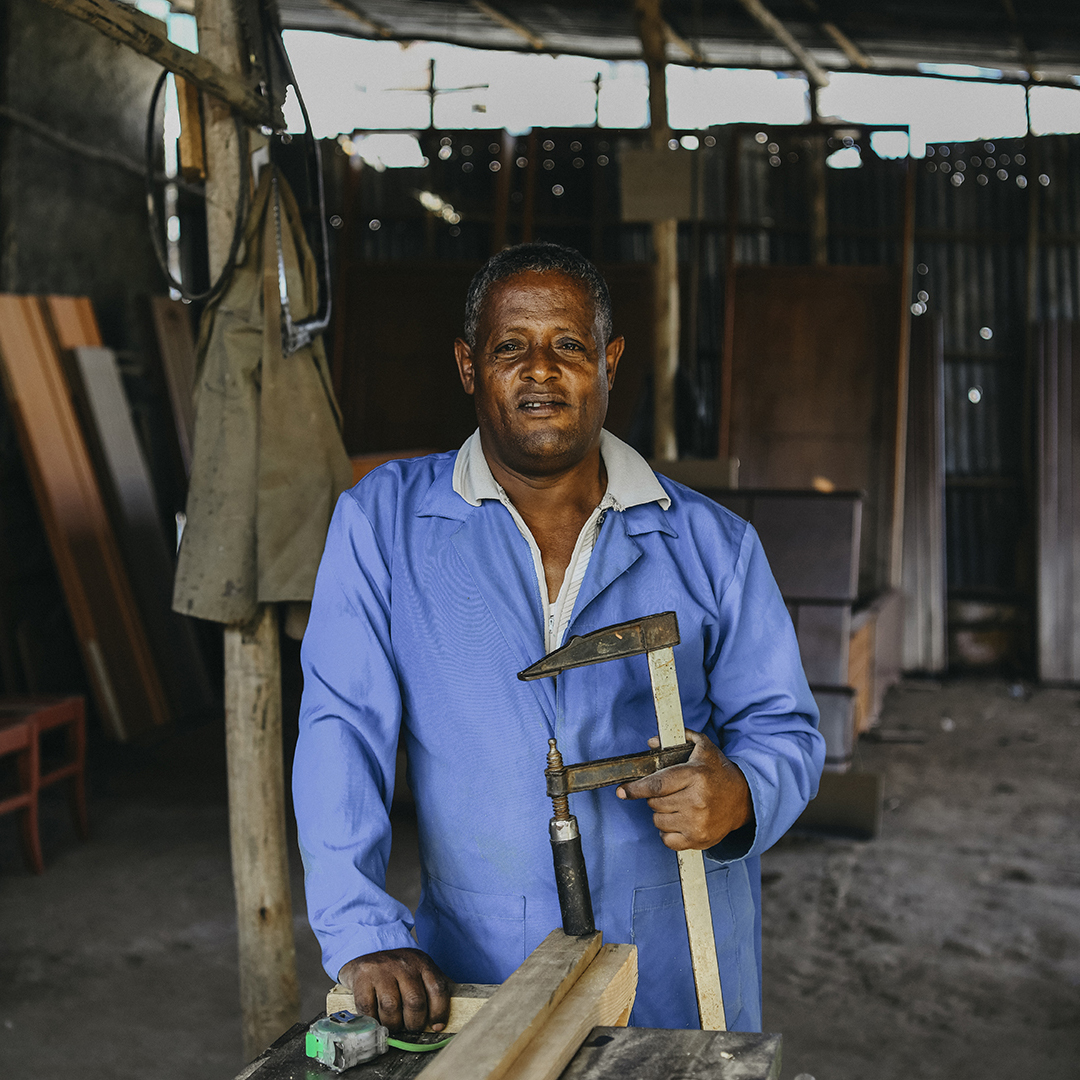 Af aske kan_ET_Photo of Jemal_ in carpentry workshop 71 2025_0024858 1080×1080