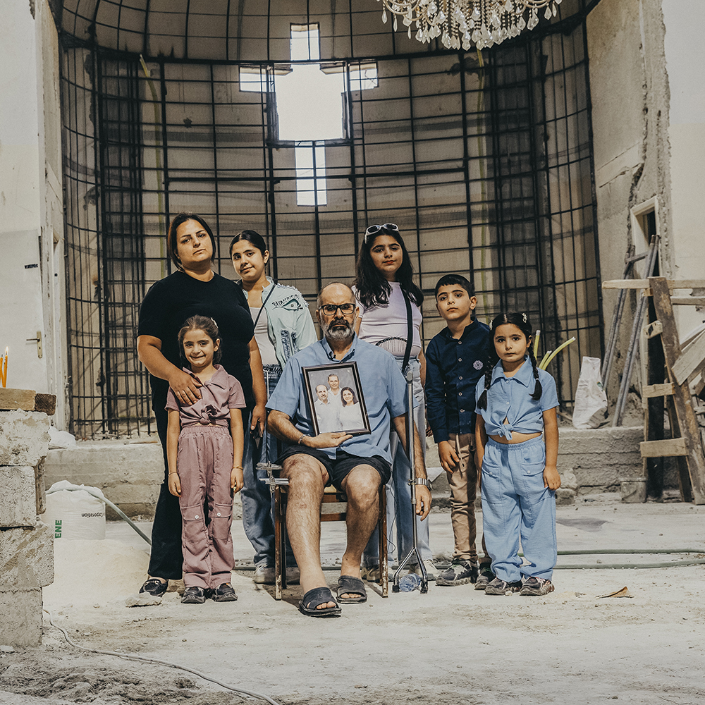 Vores tro er ikke bygget_SY_Elias with his family in Mar Elias church 2026_0029559 1000×1000
